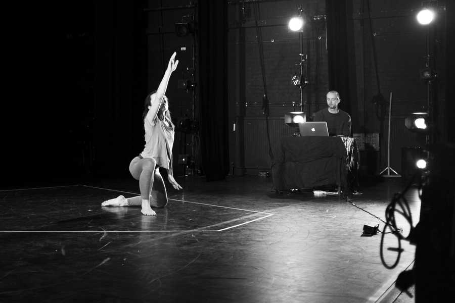 3 This Floating World Jan Lee and Tim Murray Browne rehearsing at The Place London 2 Photographer Tadeo Sendon
