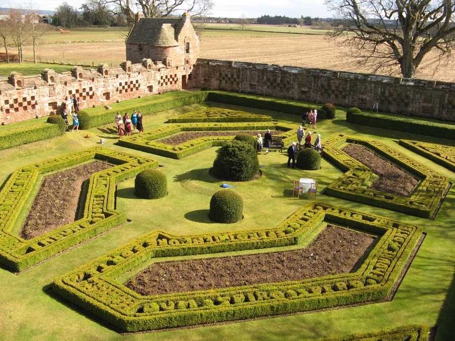 A photo of Edzell Garden with its carefully pruned plants, perfect lawns and a high wall surrounding it. Photo (CC-BY-SA) Jonathan Oldenbuck